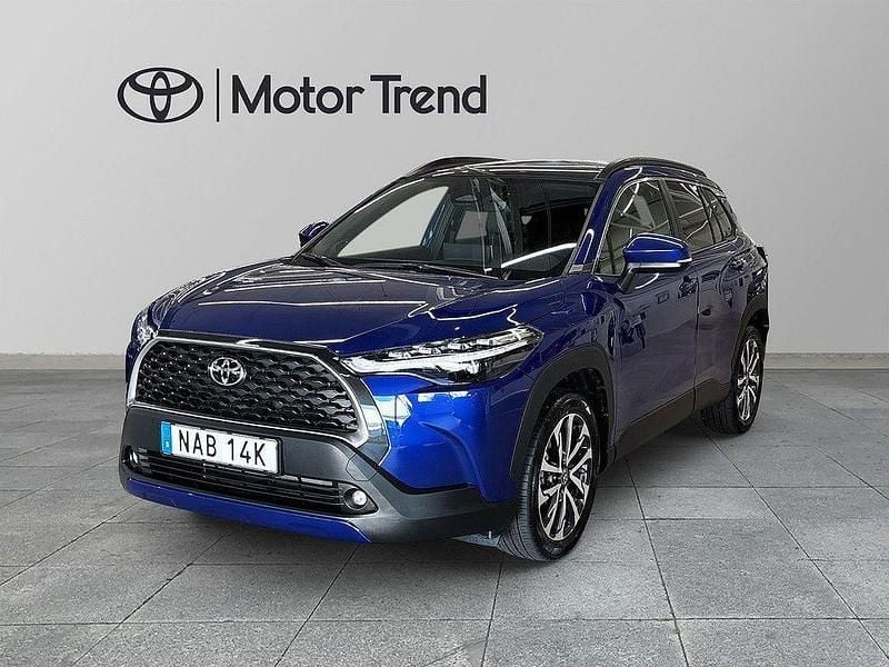 Mörkblå Begagnad 2025 Toyota Corolla Cross Executive SUV | 424 900 kr (Marknadspris) - Bild 1/4