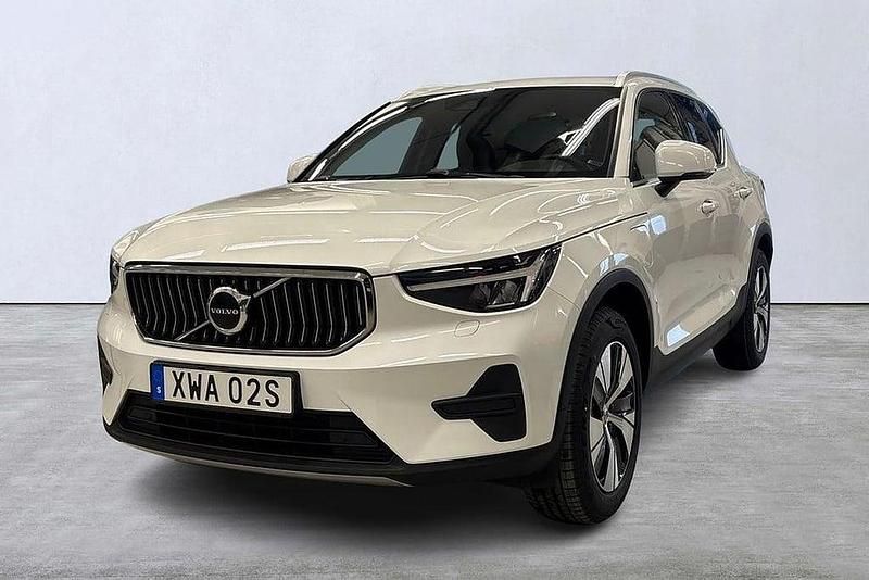 Vit Begagnad 2022 Volvo XC40 Core SUV | 319 900 kr (Marknadspris) - Bild 1/4