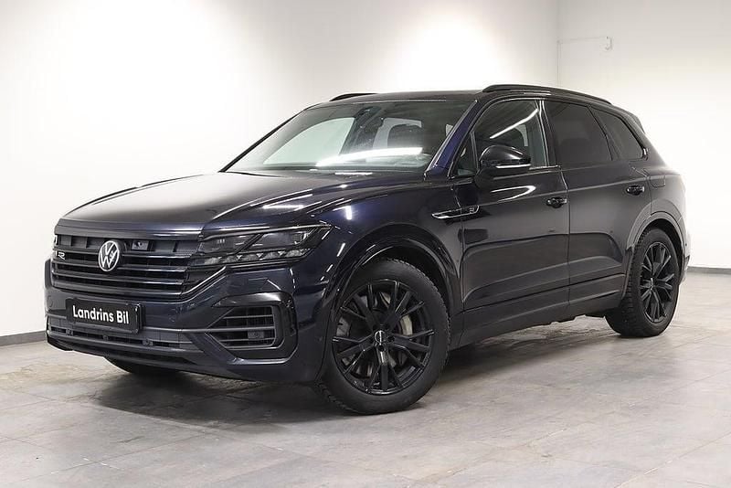 Mörkblå (blå metallic) Begagnad 2021 VW Touareg R SUV | 539 000 kr (Marknadspris) - Bild 1/4