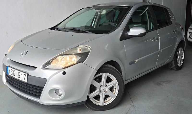 Silver Begagnad 2010 Renault Clio R.S. Halvkombi | 24 900 kr (Bra pris) - Bild 1/4