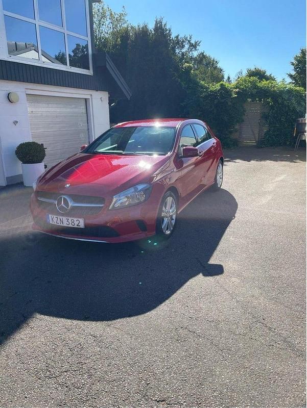 Röd Begagnad 2017 Mercedes A180 Urban Halvkombi | 179 000 kr (Marknadspris) - Bild 1/4