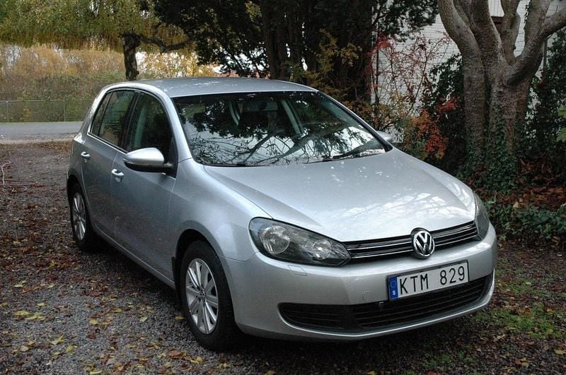 Silver Begagnad 2011 VW Golf VI Halvkombi | 62 000 kr (Bra pris) - Bild 1/4