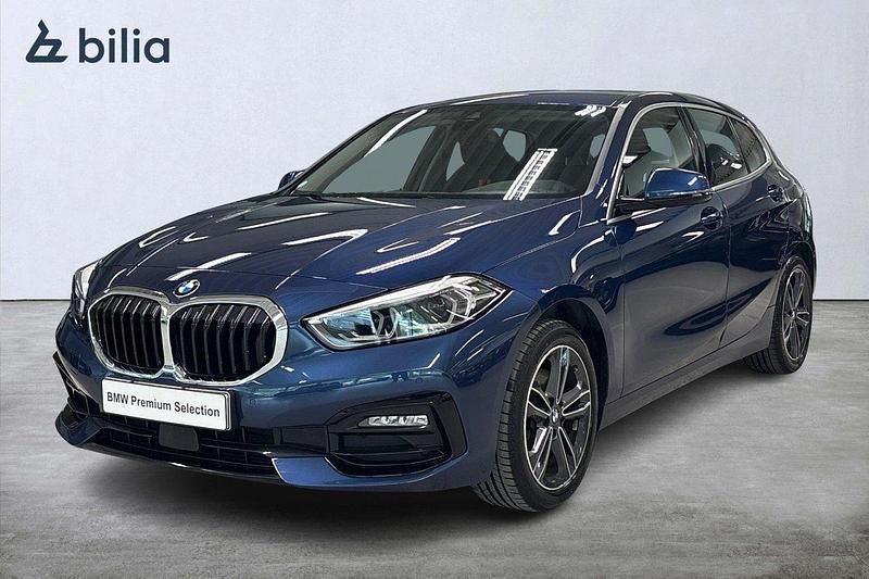 Blå Begagnad 2021 BMW 118 Sport Line Halvkombi | 217 900 kr (Marknadspris) - Bild 1/4
