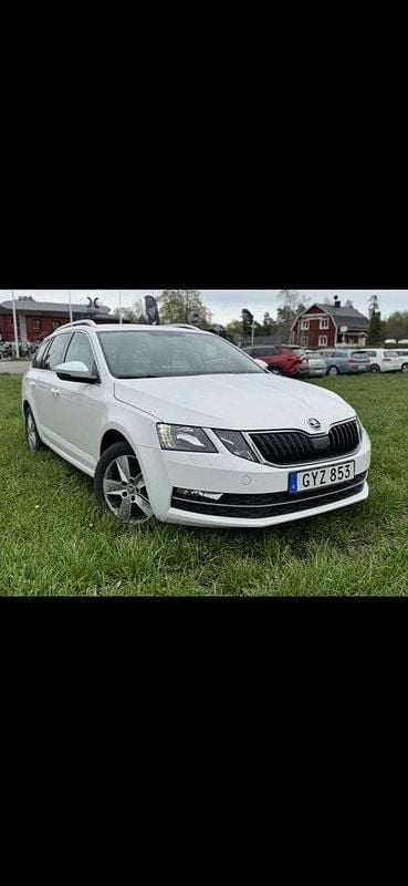 Vit Begagnad 2019 Skoda Octavia Ambition Kombi | 109 900 kr - Bild 1/4