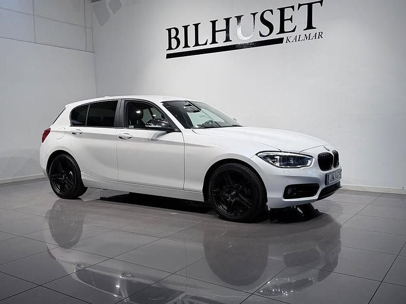 Vit Begagnad 2015 BMW 118 Sport Line Halvkombi | 139 700 kr (Marknadspris) - Bild 1/4