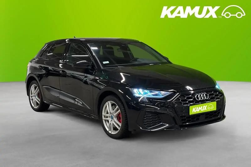 Svart Begagnad 2022 Audi A3 Sportback e-tron S-Line Halvkombi | 314 700 kr (Marknadspris) - Bild 1/4