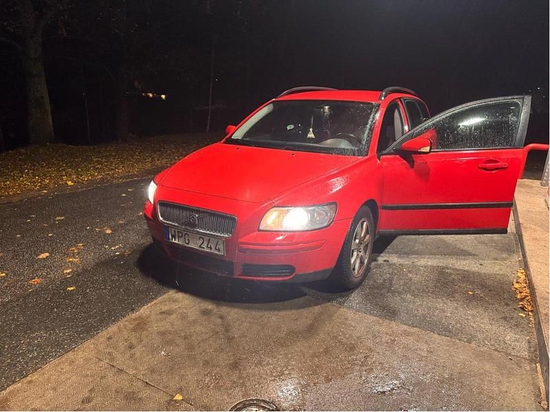 Röd Begagnad 2005 Volvo V50 Kombi | 6 000 kr (Bra pris) - Bild 1/4