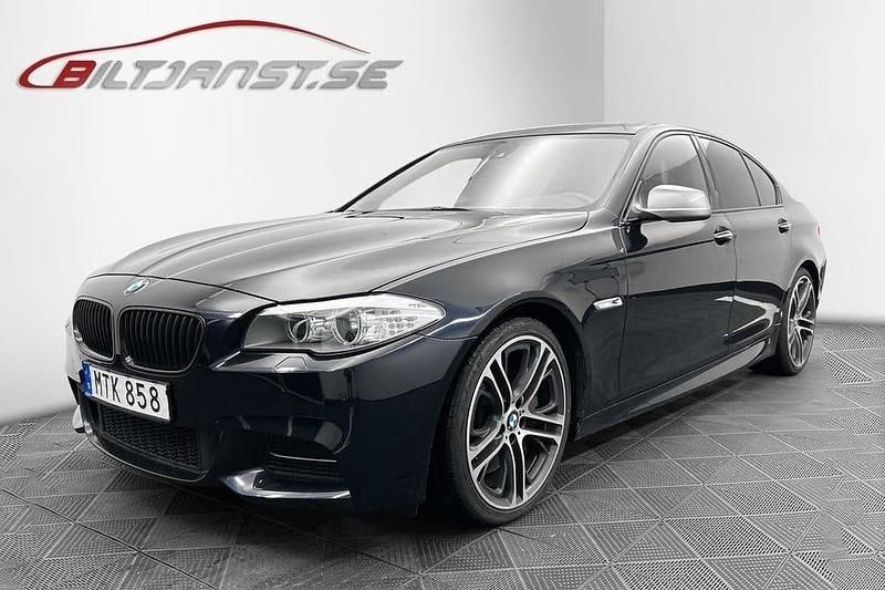 Svart Begagnad 2012 BMW M550 M Sport Sedan | 229 900 kr (Marknadspris) - Bild 1/4