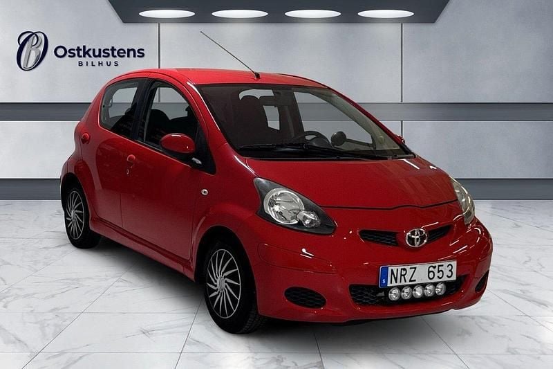 Röd Begagnad 2009 Toyota Aygo Halvkombi | 54 900 kr (Marknadspris) - Bild 1/4