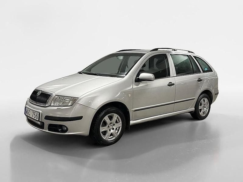 Begagnad Skoda Fabia 64 HK (47 kW) 2004 Silver Kombi