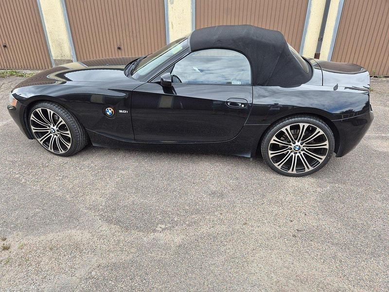 Svart Begagnad 2003 BMW Z4 Cab | 189 000 kr (Dyr) - Bild 1/4
