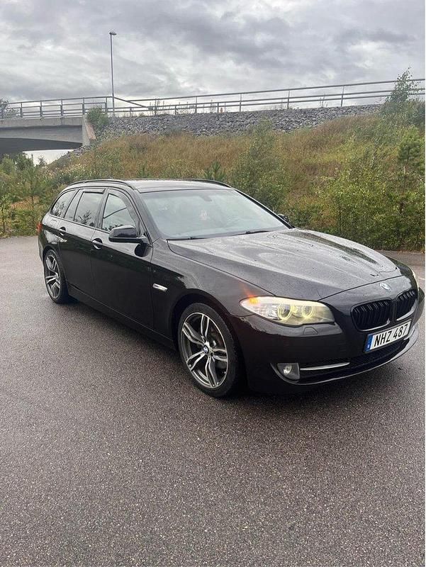 Svart Begagnad 2013 BMW 520 Kombi | 82 500 kr (Marknadspris) - Bild 1/4