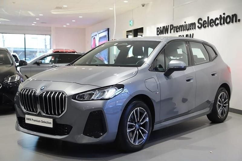 Grå Begagnad 2025 BMW 225 Active Tourer M Sport Minibuss | 399 000 kr (Marknadspris) - Bild 1/3