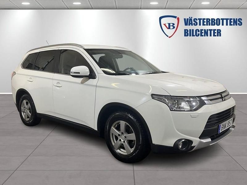 Vit Begagnad 2015 Mitsubishi Outlander SUV | 123 000 kr (Marknadspris) - Bild 1/4