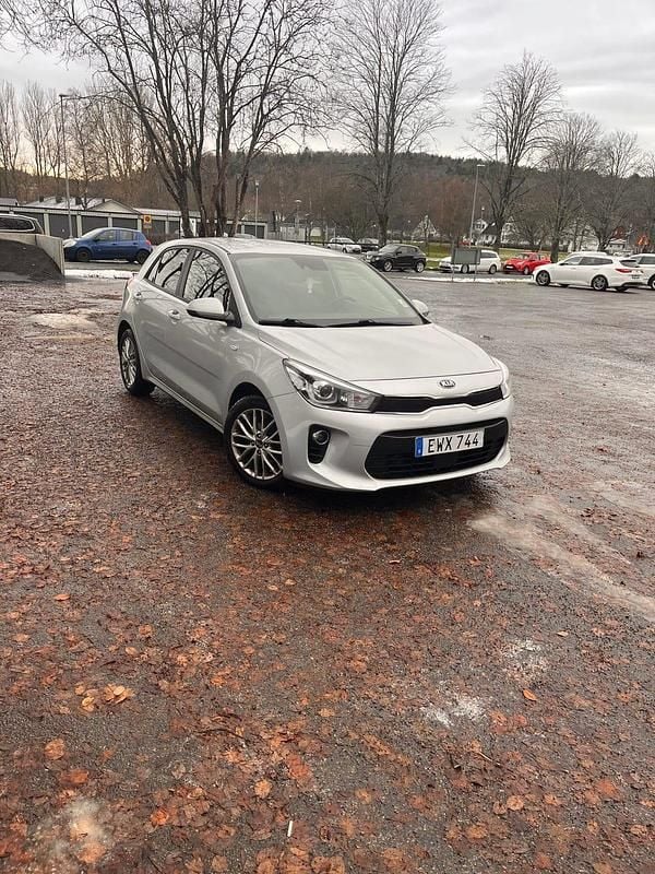 Silver metallic Begagnad 2017 Kia Rio Halvkombi | 112 500 kr (Marknadspris) - Bild 1/4