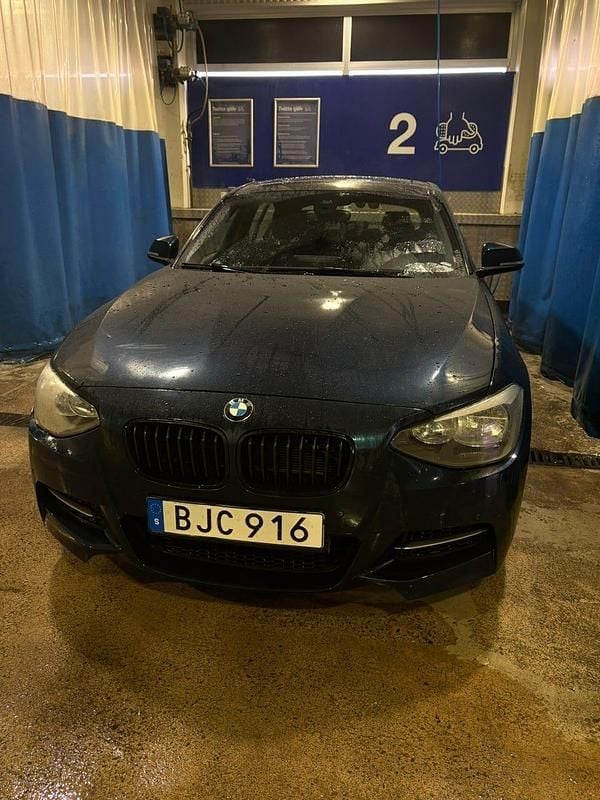 Blå Begagnad 2012 BMW 118 Halvkombi | 99 000 kr (Marknadspris) - Bild 1/3