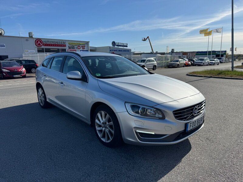 Silver Begagnad 2015 Volvo V60 Momentum Kombi | 125 000 kr (Marknadspris) - Bild 1/4