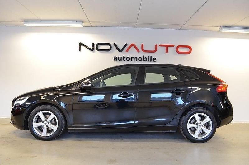 Begagnad Volvo V40 Momentum 120 HK (88 kW) 2016 Svart Halvkombi