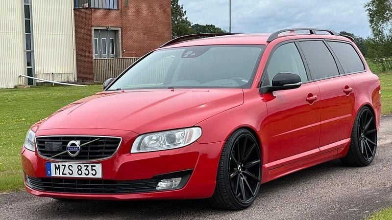 Röd Begagnad 2016 Volvo V70 Momentum Kombi | 139 900 kr (Marknadspris) - Bild 1/4