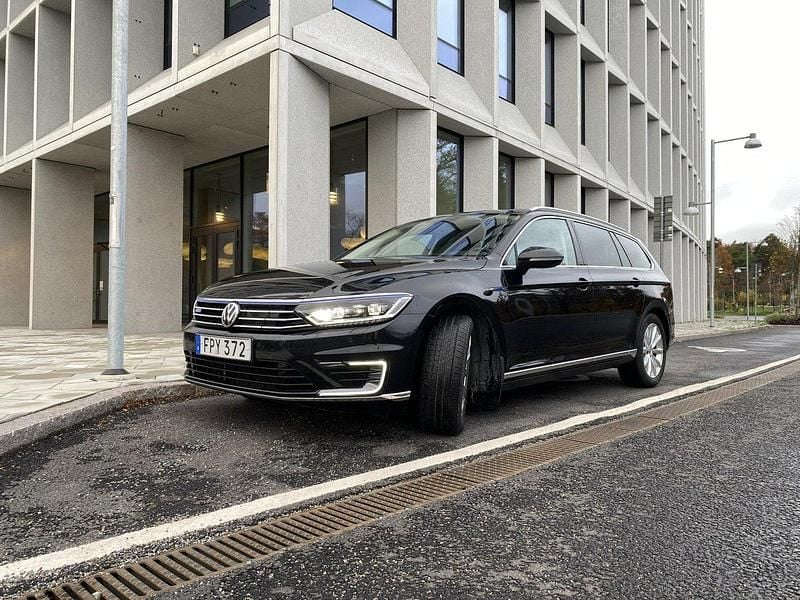 Svart Begagnad 2018 VW Passat GTE Kombi | 215 000 kr (Marknadspris) - Bild 1/4