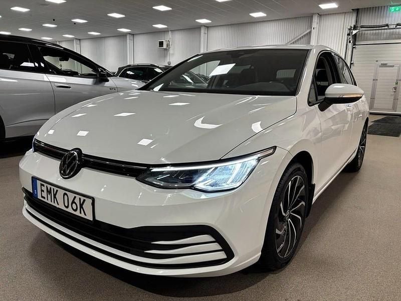 Vit Begagnad 2022 VW Golf VIII Halvkombi | 229 800 kr (Bra pris) - Bild 1/4