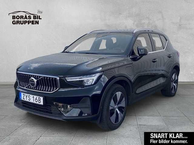 Svart Begagnad 2023 Volvo XC40 Core SUV | 359 000 kr (Marknadspris) - Bild 1/4