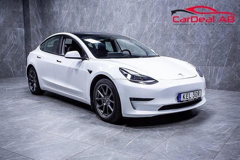 Vit Begagnad 2021 Tesla Model 3 Long Range AWD Sedan | 268 800 kr (Marknadspris) - Bild 1/4