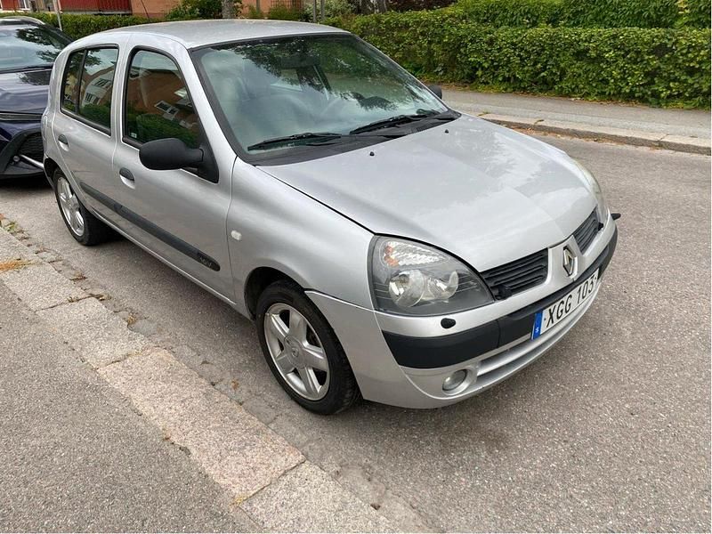 Grå Begagnad 2006 Renault Clio R.S. Authentique Halvkombi | 21 000 kr (Marknadspris) - Bild 1/4