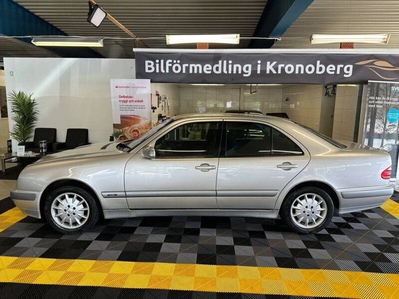 Begagnad Mercedes E240 170 HK (125 kW) 2001 Ljusgrå Sedan