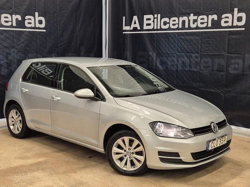 Silver Begagnad 2017 VW Golf VII Halvkombi | 109 900 kr (Marknadspris) - Bild 1/4