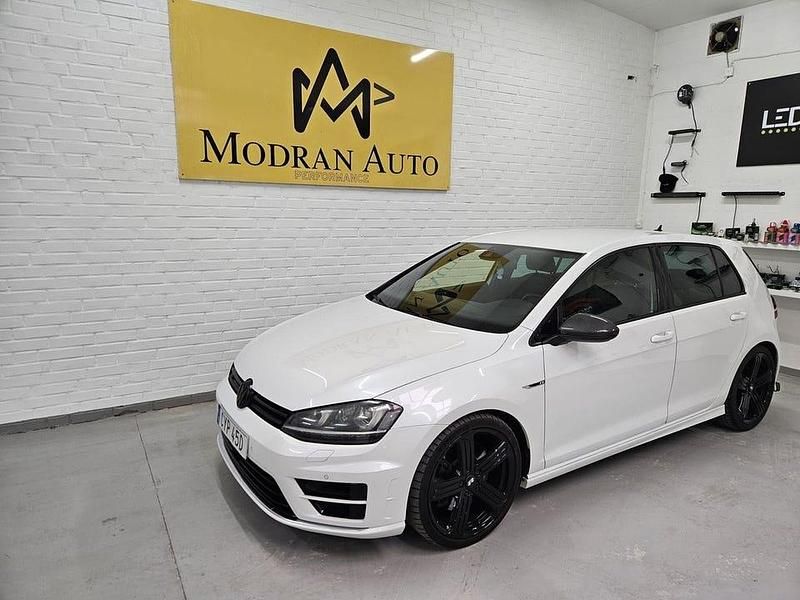 Vit Begagnad 2014 VW Golf VII R Halvkombi | 209 000 kr (Marknadspris) - Bild 1/4