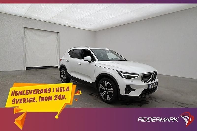 Vit Begagnad 2022 Volvo XC40 Plus SUV | 378 900 kr (Marknadspris) - Bild 1/3