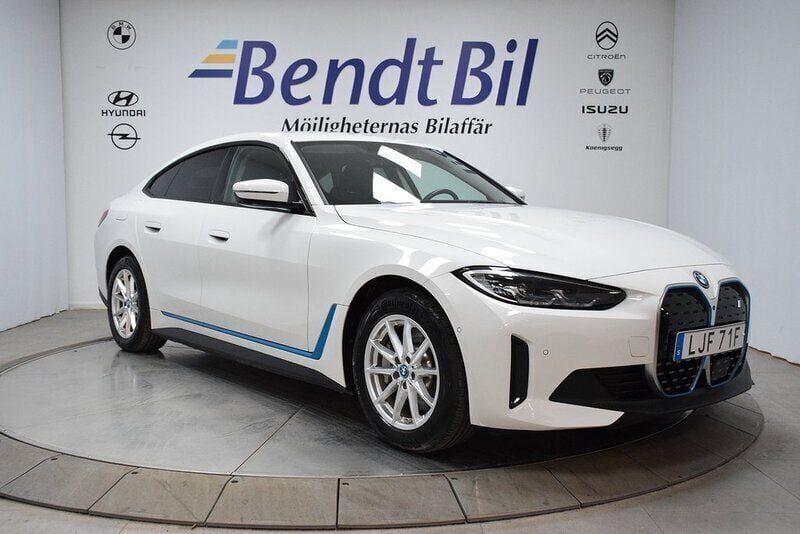 Vit Begagnad 2023 BMW i4 Shadowline Sedan | 464 500 kr (Bra pris) - Bild 1/4