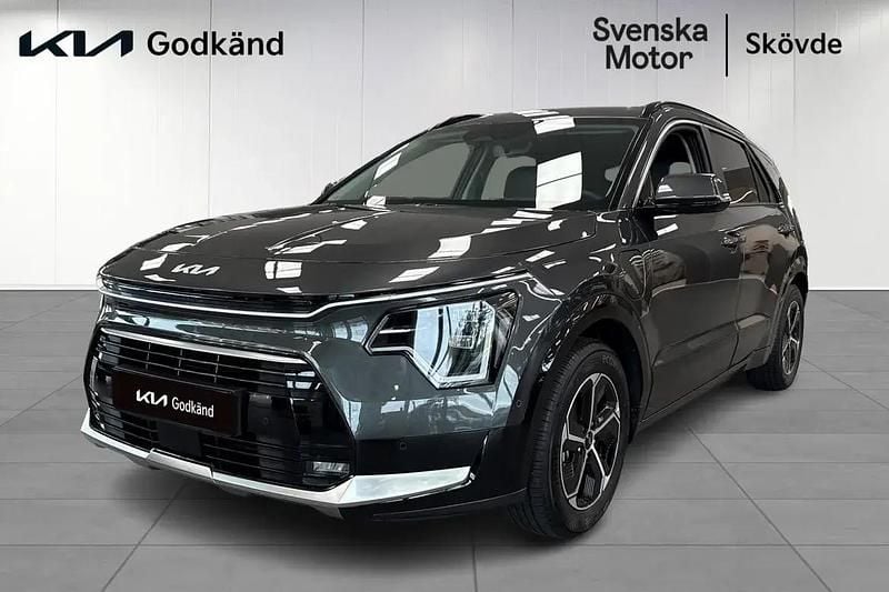 Grå Begagnad 2025 Kia Niro Advance SUV | 409 200 kr (Dyr) - Bild 1/4