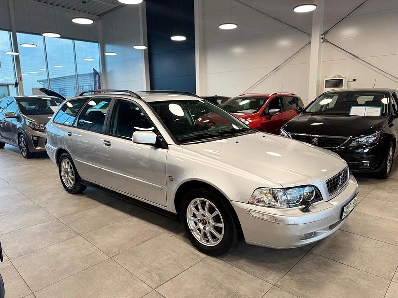 Ljusgrå (grå) Begagnad 2004 Volvo V40 Kombi | 36 900 kr (Dyr) - Bild 1/4