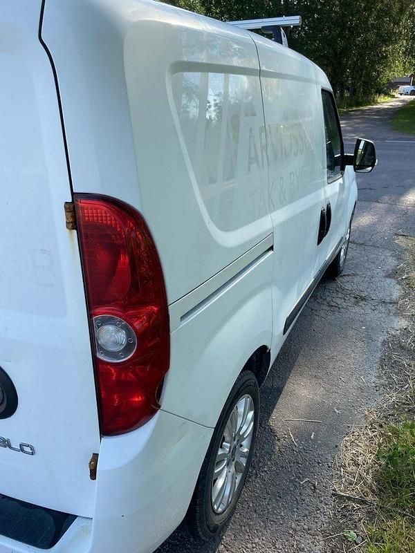 Vit Begagnad 2013 Fiat Doblò Minibuss | 35 000 kr (Marknadspris) - Bild 1/4
