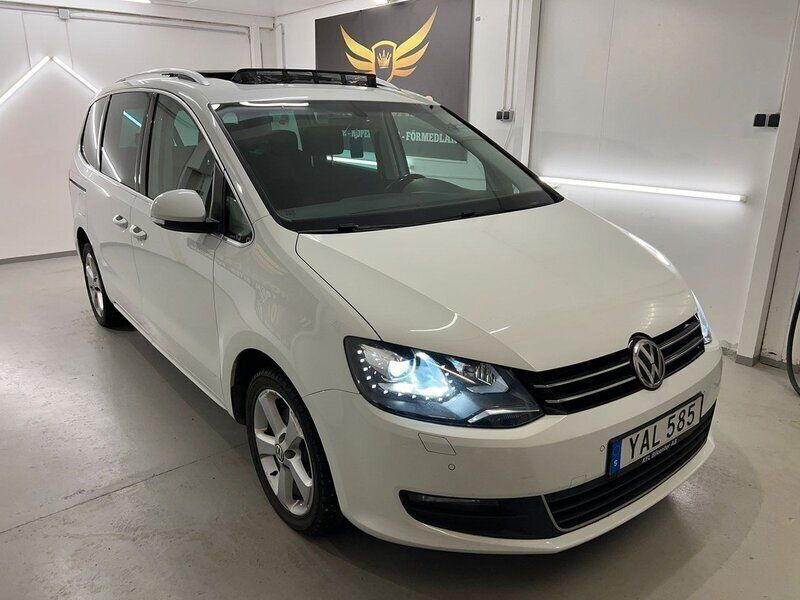Vit Begagnad 2016 VW Sharan Minibuss | 159 990 kr (Marknadspris) - Bild 1/4