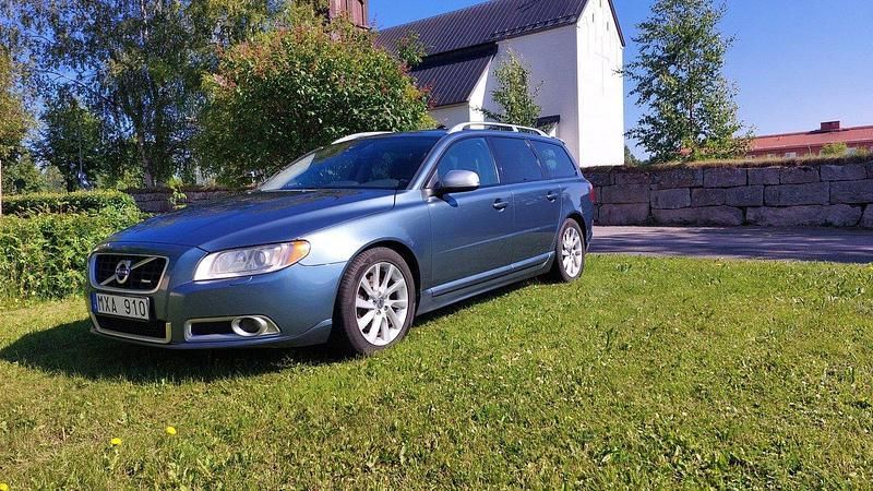Blå Begagnad 2013 Volvo V70 R-Design Kombi | 136 000 kr (Marknadspris) - Bild 1/4
