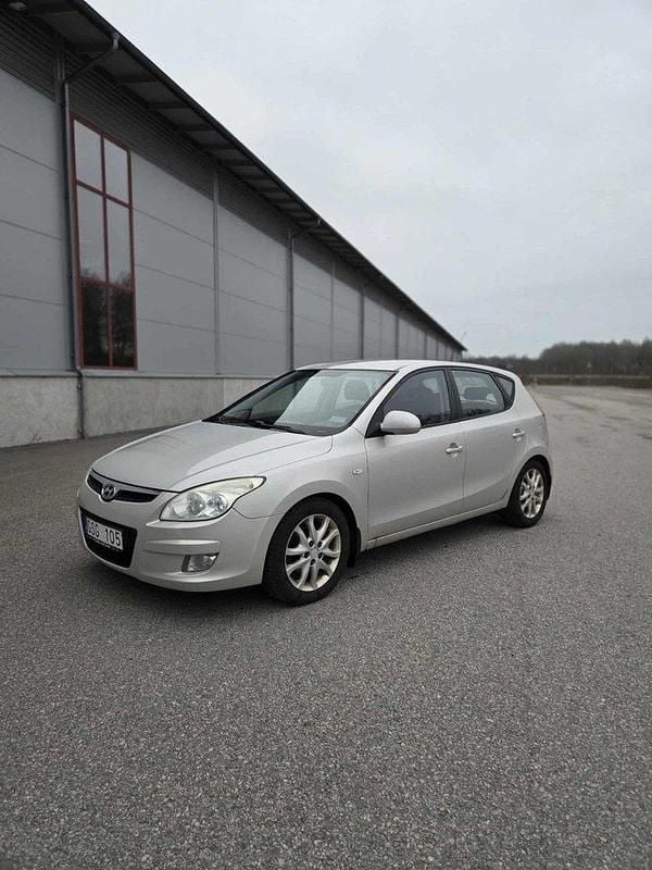 Silver Begagnad 2008 Hyundai i30 Halvkombi | 25 000 kr (Marknadspris) - Bild 1/4