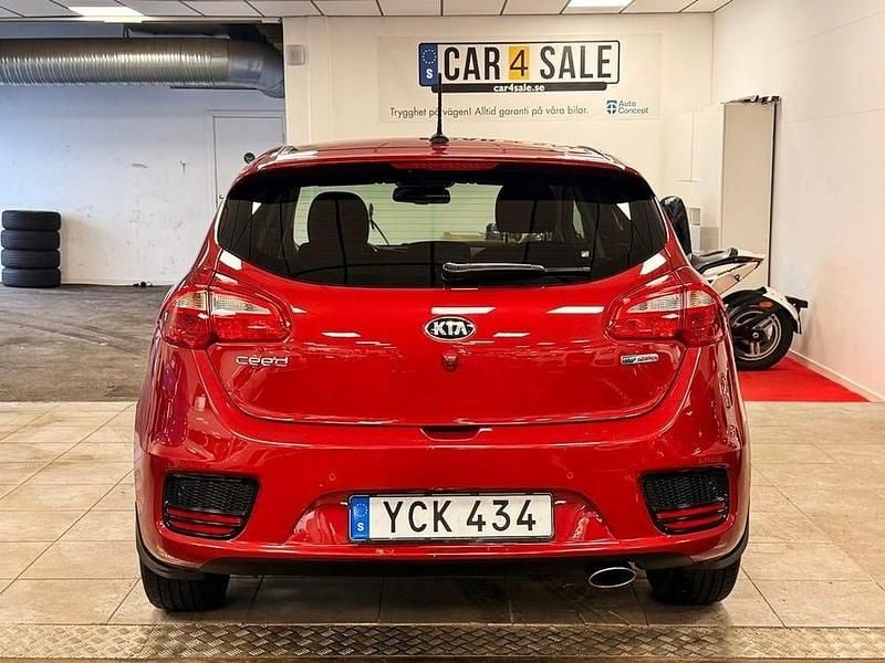 Begagnad Kia Ceed 136 HK (100 kW) 2016 Röd Halvkombi