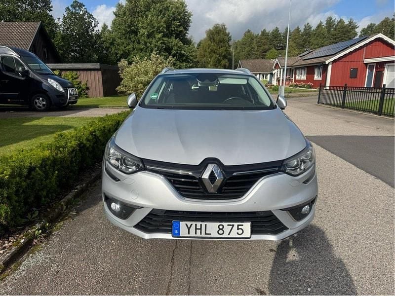 Silver Begagnad 2017 Renault Mégane GrandTour Kombi | 105 000 kr (Marknadspris) - Bild 1/4
