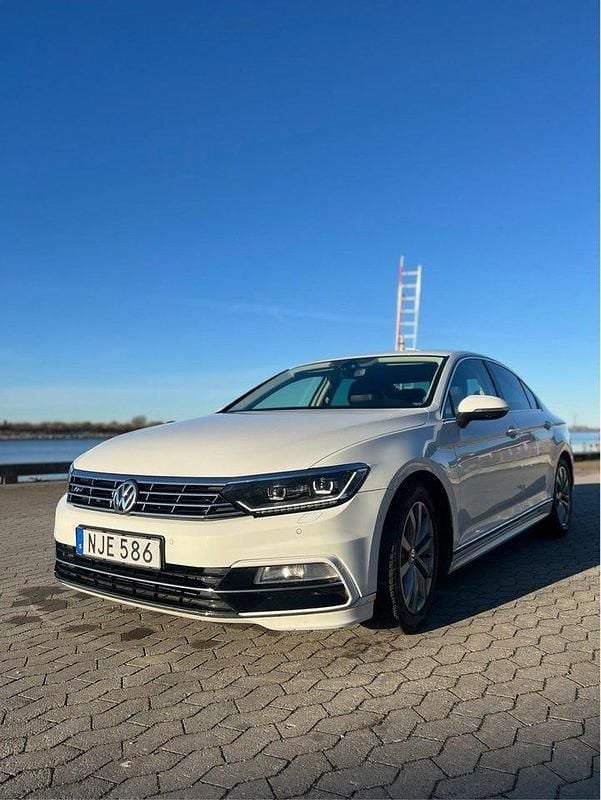 Vit Begagnad 2016 VW Passat GT Sedan | 159 000 kr (Marknadspris) - Bild 1/4
