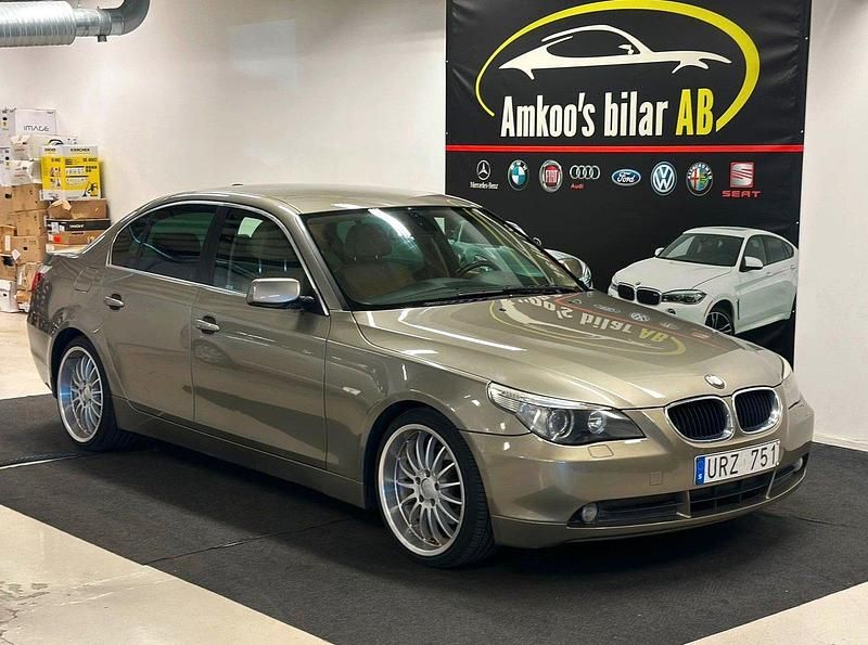 Grön Begagnad 2003 BMW 520 Sedan | 39 900 kr (Marknadspris) - Bild 1/4