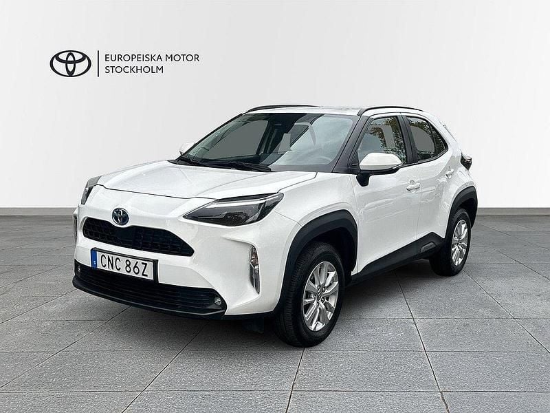 Vit Begagnad 2023 Toyota Yaris Cross Active SUV | 274 900 kr (Marknadspris) - Bild 1/4