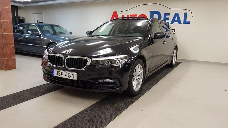 Svart Begagnad 2018 BMW 520 Sport Line Kombi | 219 900 kr (Bra pris) - Bild 1/4