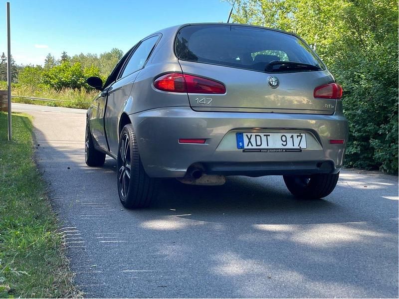 Grå Begagnad 2006 Alfa Romeo 147 Halvkombi | 22 000 kr - Bild 1/4