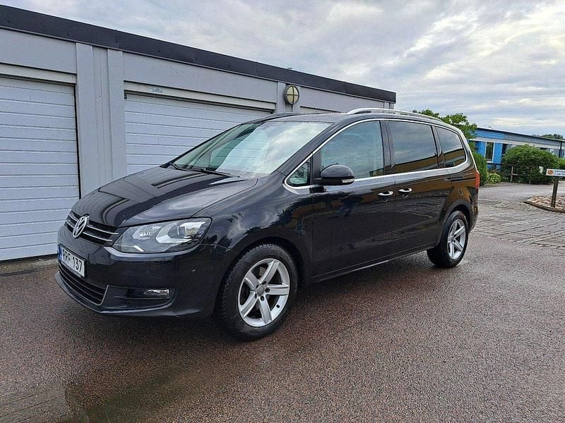Svart Begagnad 2015 VW Sharan Minibuss | 123 000 kr (Marknadspris) - Bild 1/4