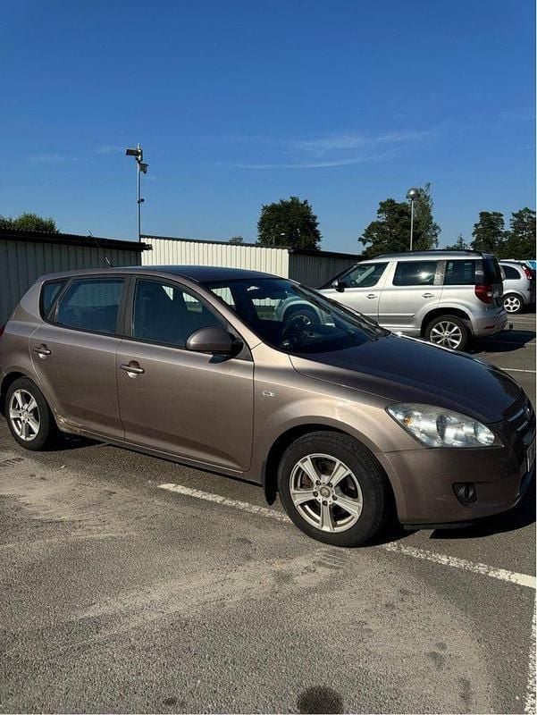 Grå Begagnad 2009 Kia Ceed 4 Halvkombi | 29 500 kr (Marknadspris) - Bild 1/3