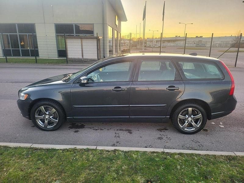 Begagnad Volvo V50 Momentum 136 HK (100 kW) 2009 Grå Kombi