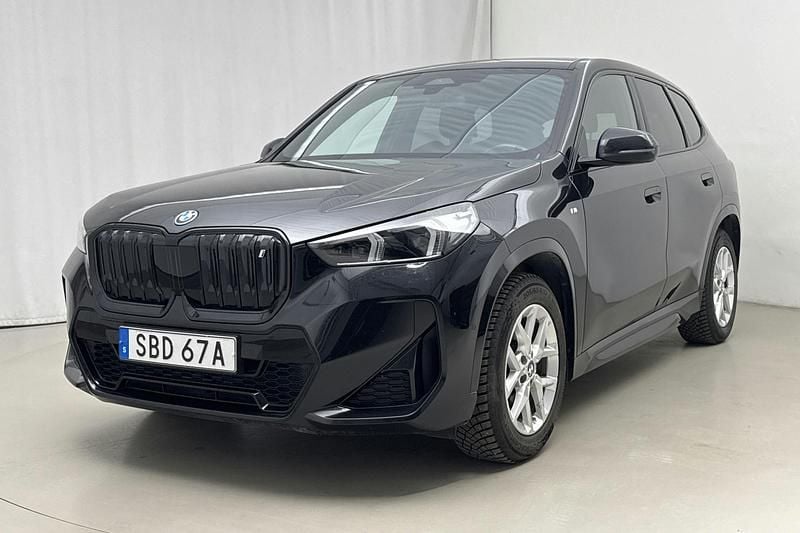 Svart Begagnad 2023 BMW iX1 M Sport SUV | 374 900 kr (Superpris) - Bild 1/4